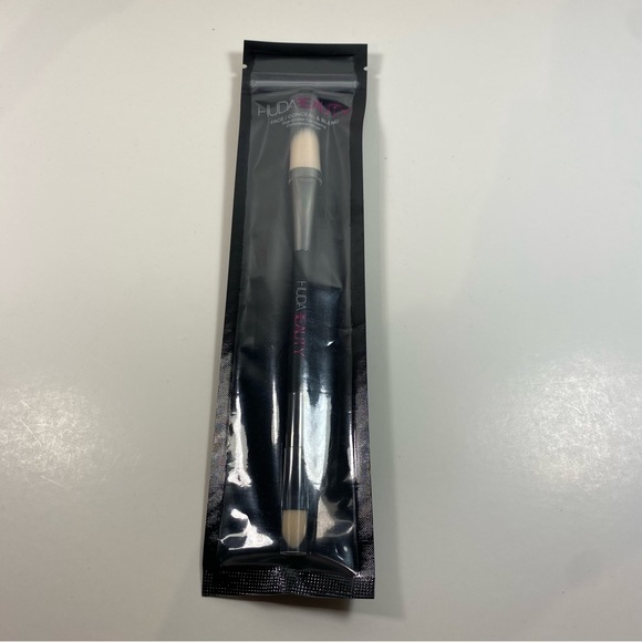 HUDA Beauty Face Conceal & Blend Dual Ended Brush - Picture 2 of 2